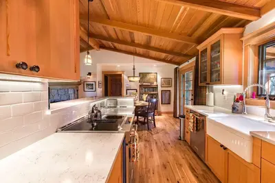 Image de Northwest Craftsman Lodge, pour 4 personnes, 2 salles de bain, 1 700 pieds carrés
