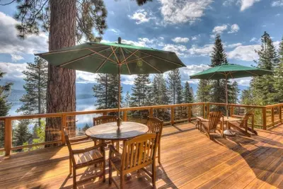 Image de Maison exécutive panoramique Lakeview avec terrasse surdimensionnée. La maison Martini