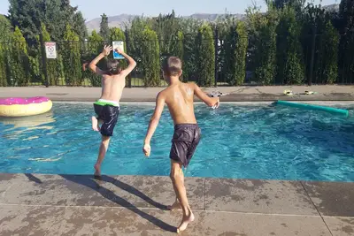Image de Retraite dans la région viticole de Chelan, avec piscine, distance de marche du lac et du vin