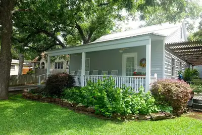 Image de Cozy Cottage confortable, à distance de marche du centre-ville, de la rivière Comal et de Schlitterbahn