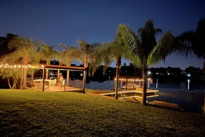 Image de Luxe Lakefront Home 4 chambres avec toutes les commodités.