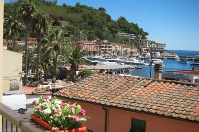 Image de Vue sur la baie de Porto Azzurro, à 50 mètres de la plage