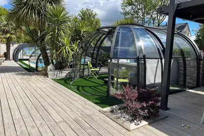 Image de Spacieuse villa avec piscine couverte et chauffée et son spa