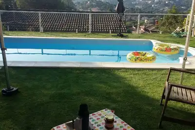 Image de maison calme avec piscine, vue magnifique avec 1 étage commerces et des loisirs