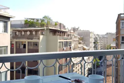 Image de Athena's Home, au centre d'Athènes, à proximité du métro, au 7ème étage avec balcon.
