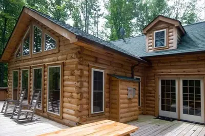 Image de Belle Cabine En Bois - -Baignoire à remous, table de billard, salle de cinéma, foyer. . .