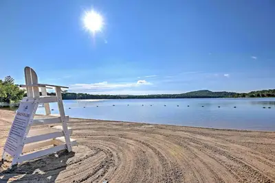 Image de Pocono Lake Home in Resort Community avec bain à remous