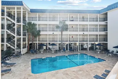 Image de Nouveau! Condo dans la région de Coligny - Marchez jusqu'à Plaza & Beach!