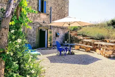 Image de Une maison de ferme en pierre magnifiquement restaurée, avec vue, terrasses et barbecue