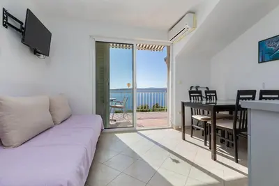 Image de Appartement d'une chambre avec la terrasse et la vue sur le mer Marusici, Omis (A-1131-d)