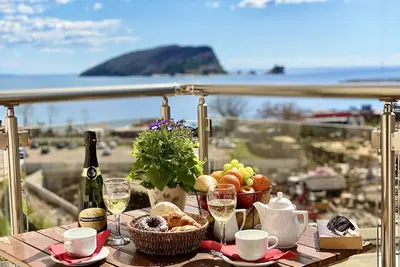 Image de L'appartement Karina à Budva est proche de la plage et dispose d'un balcon avec vue sur la mer.