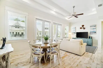 Image de 30a Rental - Le Hub, la Piscine, la Plage - Walk & Bike Everywhere!