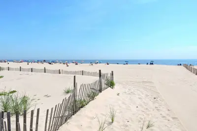 Image de Maison de plage élégante avec de vastes espaces communs (étapes de la plage et de la promenade! )