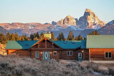 Image de Belle, grande cabane en rondins ouest pour votre famille ou votre groupe!
