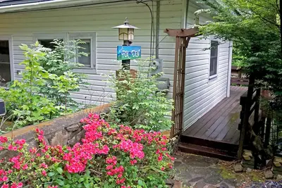 Image de Peaceful Mountain Cottage 3bdrm pont avec Gazebo au-dessus de Stream