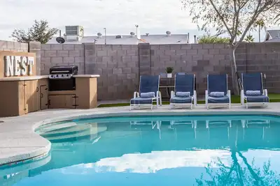 Image de Vieille ville! - 16 personnes, Ent Dist! + Piscine + foyer + barbecue + putting green + bar