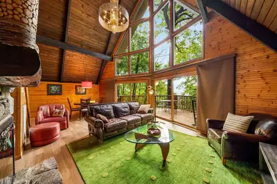 Image de Être surpris! Unique, élégant, chalet 3bd / 2bt rénové, face au Mt LeConte!