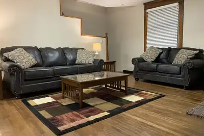 Image de Nouveau! ! ! Grand rénové 2 chambres. Marchez vers la place!