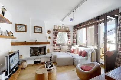 Image de Appartement de 3 pièces au 1er étage, rénové avec goût, d'environ 85 m2, dans un