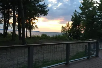 Image de Au Train Island View Lodge (sur le Lac SUPÉRIEUR): 14 couchages! Roches sur la photo à proximité!