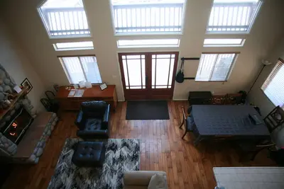 Image de LogChalet / à pied des magasins du lac et village / HotTub / GameRoom / Arcade / Bbq / Hammock