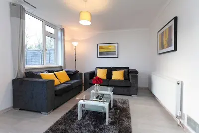 Image de ⭐MegaShelley | Près de Uni | 3bd | Wifi | Parking⭐