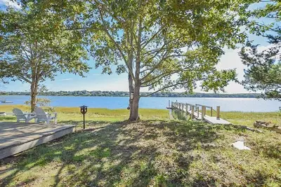 Image de # 416: Beau lever de soleil sur l'eau! Poisson ou bateau directement sur notre quai partagé!