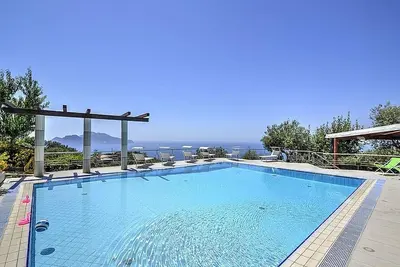 Image de 12 bedroom villa with private pool for 28 guests on Sorrento & Amalfi Coast