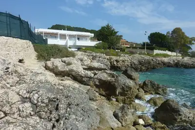 Image de Maison sur les rochers surplombant la baie de Fontane Bianche