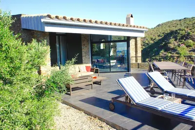 Image de Une charmante maison familiale avec piscine privée à Cadaques avec vue sur la mer.
