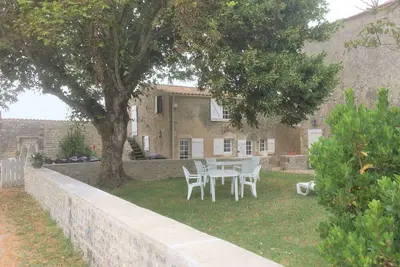 Image de La ferme du Treuil (classée 3 étoiles) jouxtant la piste cyclable