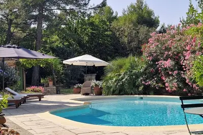 Image de Votre petit coin de paradis climatisé en Provence pour vacances en famille.