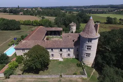 Image de Château Gascon du XVIème siècle au calme dans les collines Gersoises