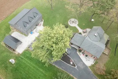 Image de * Domaine privé de 50 acres avec salle de sport avec patio aménagé. Grange de jeux de feu