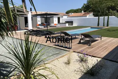 Image de Villa luxueuse, piscine, plage et commerces à pied, jardin paysager