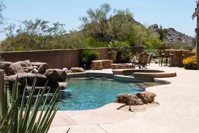 Image de Sonora Estate isolée avec vue panoramique sur la montagne à North Scottsdale!