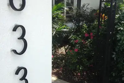 Image de Belle maison de milieu de siècle de 1800 pieds carrés