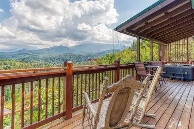 Image de Gatlinburg Nouvelle cabine de luxe, vue sur la montagne, bain à remous extérieur. .