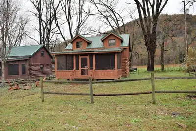 Image de Nouvelle liste! ! Cabine rustique avec 2 chambres, cheminée à bois et feu de joie extérieur. Pet Friendly