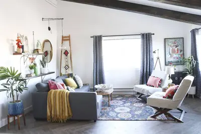 Image de {Laui Loft}. . . Complètement refait pittoresque & lunatique Apt ci-dessus magasin de ski historique!