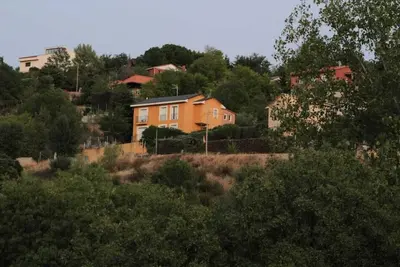 Image de La petite maison de l'art. Maison de campagne située au pied de la montagne. Belles vues
