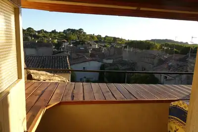 Maison du 16ème siècle avec une loggia ensoleillée sur les toits de la ville
