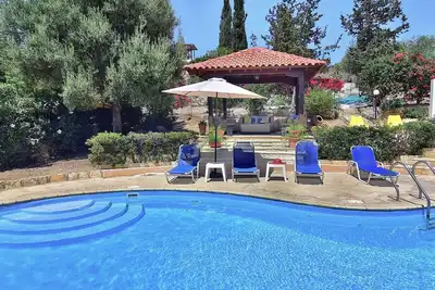 Villa confortable de 2 chambres, emplacement privilégié à Coral Bay, grande piscine, jacuzzi / sauna, tennis de table