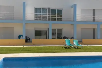 Image de Maison moderne, grande piscine, à pied de la plage