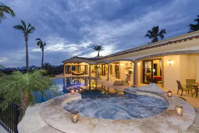 Image de Maison de luxe de 5 chambres sur une plage privée et un club de tennis