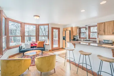 ÉTÉ sur le ruisseau! Plate-forme 2br / 2bt-w lumineuse, chic et charmante COMMODITÉ