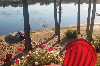 Image de Chalet au bord du lac. . . plage de sable fin, kayaks, feux de joie. Excellentes critiques.