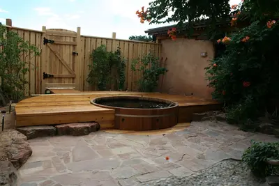 Image de Adobe authentique, jardins, bain à remous: parfait pour les familles