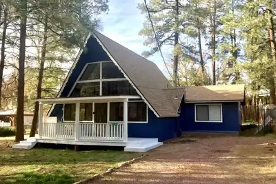Image de Cabine A-Frame récemment rénovée dans les pins