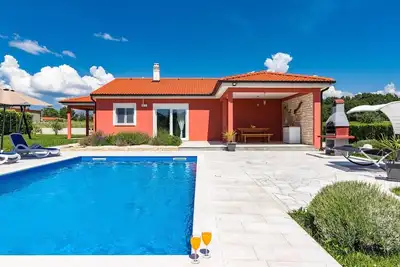 Image de Villa moderne avec grande piscine privée et aire de jeux pour enfants